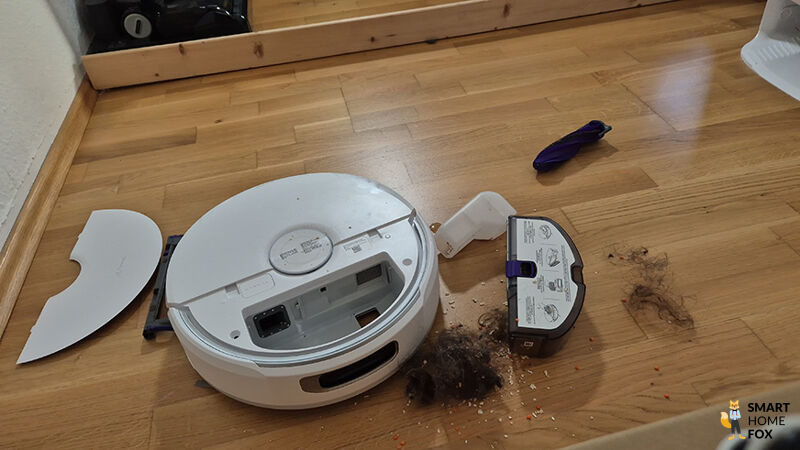 Der Narwal Flow im Saugtest bei Haaren im Test, der Saugroboter hat gesaugt und man sieht einen großen Haarbollen.